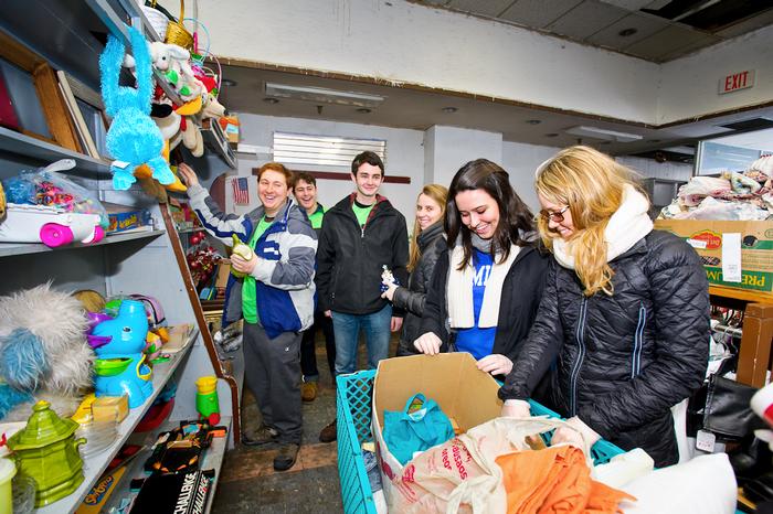Alex Kaplan '16, Zack Franciose '14, Keenan Burton '16, Liz Morris '16, Mary Thede '15, and Kathleen Allen '15 volunteer at the Utica Food Bank. PHOTO: BY NANCY L. FORD