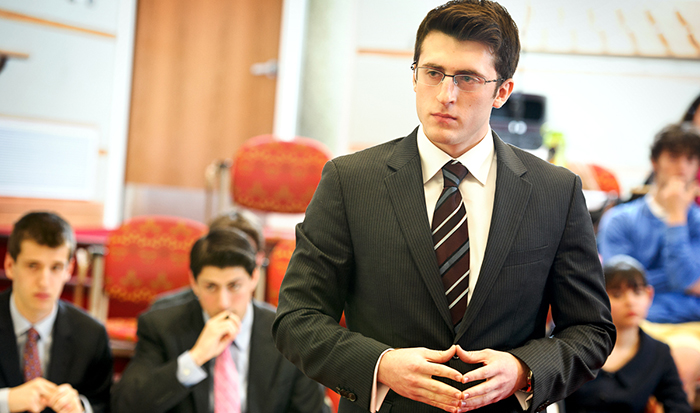 Defense attorney Will Walant '17 cross examines a witness. PHOTO: NANCY FORD